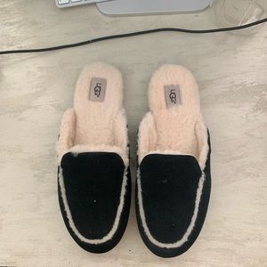 UGG black slippers 🖤✨